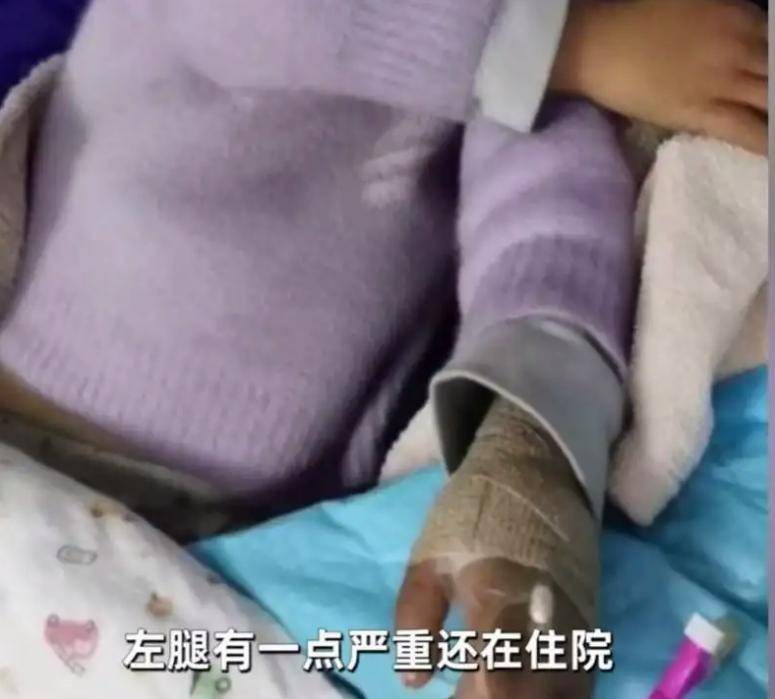 姐姐挪动汤锅不慎倾倒，5岁女孩双腿被烫伤，妈妈自责：大人不在