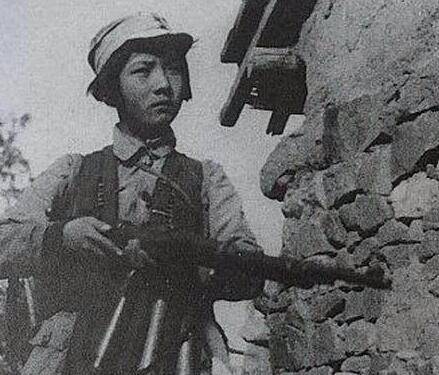 银金花拿起刺刀迎了上去,并喊道"冲啊!把日本鬼子杀光!