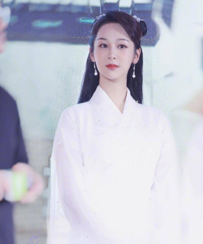 《萌探》全员亮相,杨紫否认和张艺兴绯闻,那英cos白素贞成焦点_造型