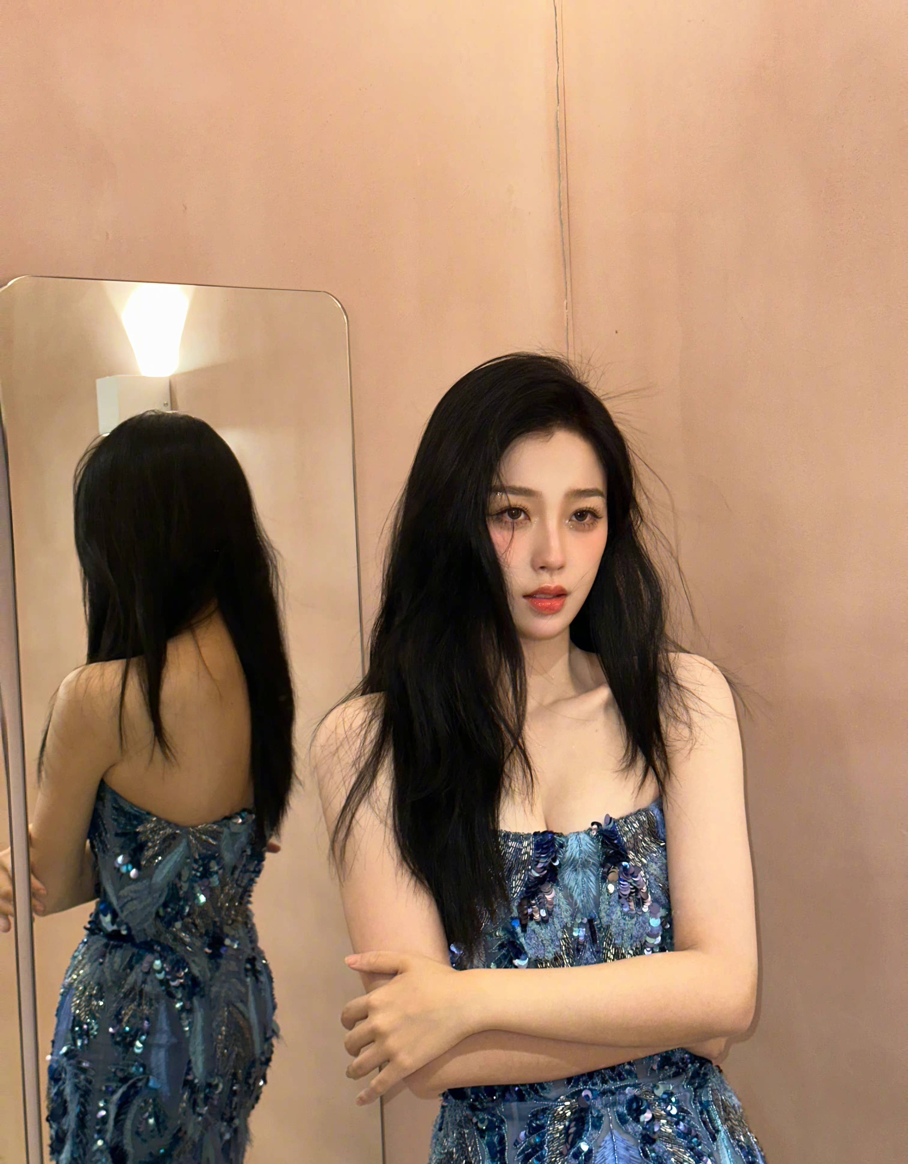 性感湿发尽显虞书欣的娇嫩雪肌,也透露着满屏的撩人气息,让人看了还想