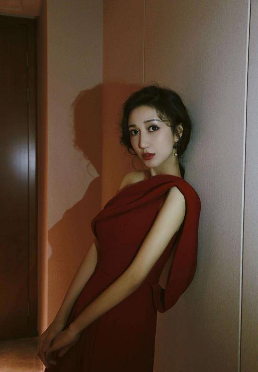 黄渤毕竟是经验丰富的老一辈演员,在选角上也十分有眼光,杨凯迪靓丽青