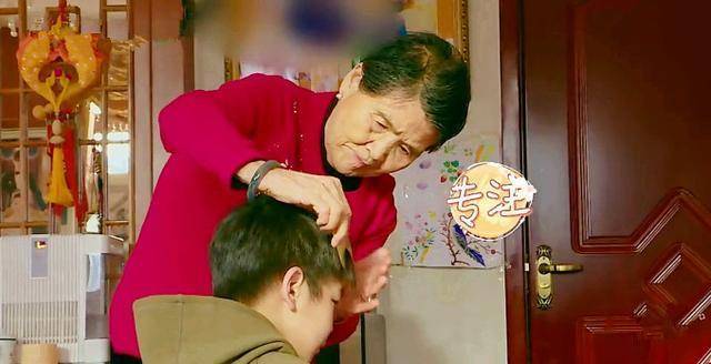 安迪奶奶强行给安迪梳头,担心孙子不再亲近自己_妈妈_事情_什么