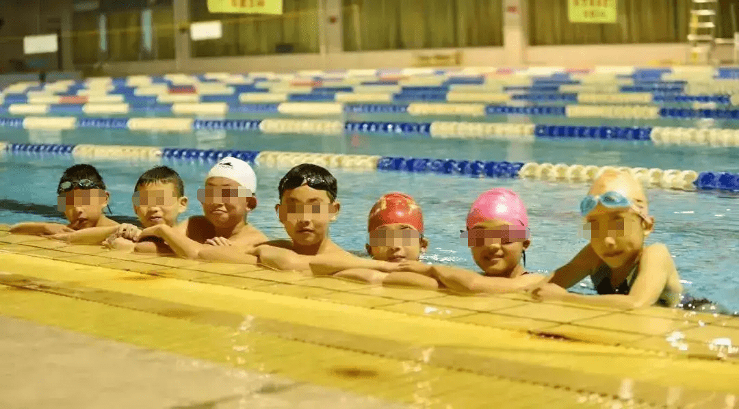 三年后,她转学到辽宁省体校,接受游泳教练悦悦的专家指导.