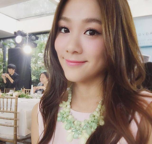 tvb小花陈诗欣出嫁在即,与姐妹团婚前派对大秀白滑长腿_钟晴_余香