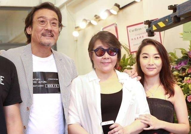 梁家辉的星途很波折,爱情故事也很感人:妻子是他的伯乐也是贵人