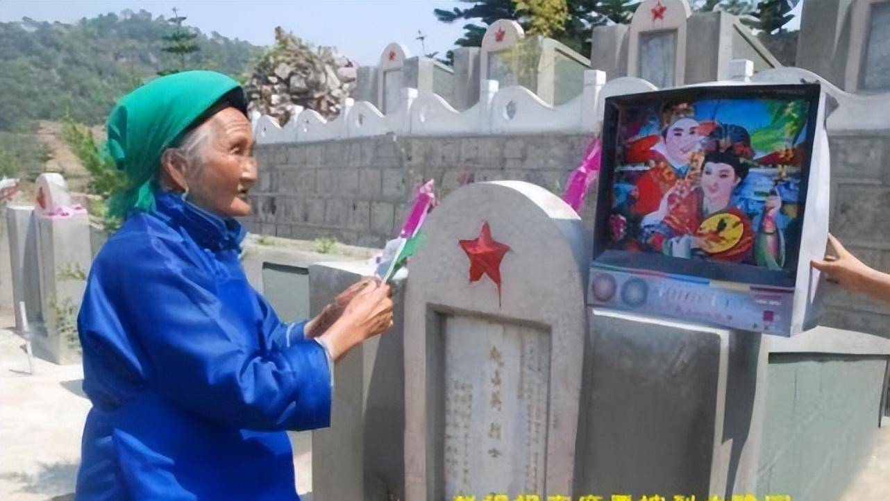 这样说来一些烈士家属只有来的路费,没有返程的路费,而赵占英的母亲更