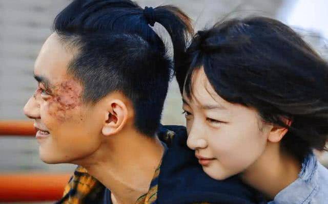 易烊千玺第一次公开谈感情经历:只要和她在一起,就很开心_周冬雨_眼神