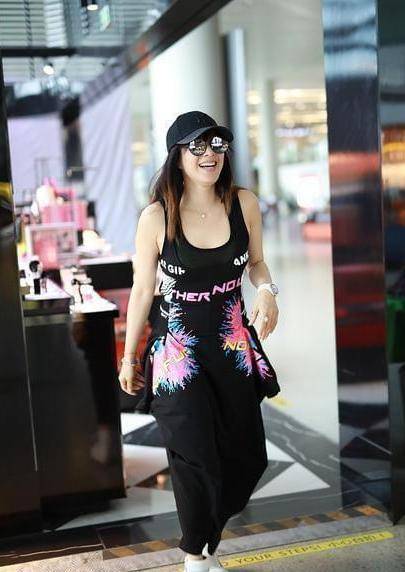 钟丽缇中年发福, 灰色秋衣超显壮肚子胖到没法看,终究还是翻车了_黑色