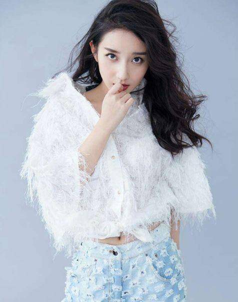 她本是《非诚勿扰》观众,因太美被星探发掘,如今成为当红小花_陈梦尧