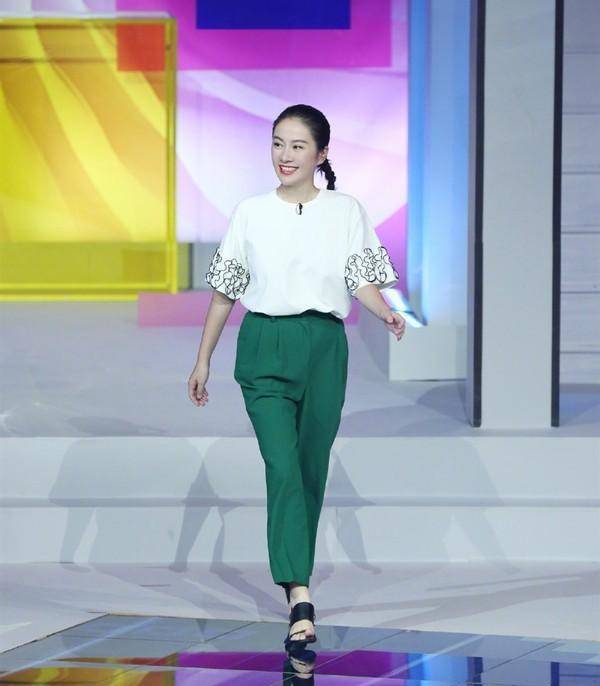 40岁叶璇认真为家乡代言,穿短裙迈八字步,两排员工迎接待遇高_女性