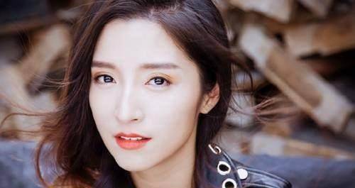 同样是2009届超女的潘辰在参加比赛之后,陆续推出多首个人ep,也参加了