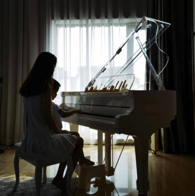 弹钢琴女生背影真实图片