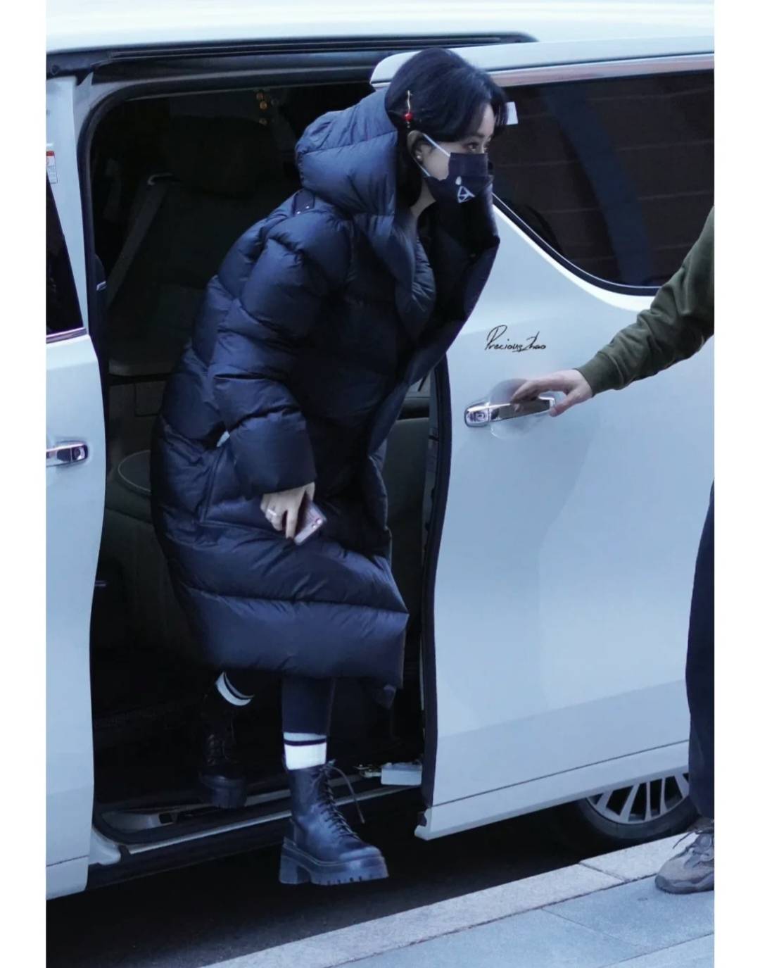 赵丽颖穿"羽绒服 马丁靴"录节目,新发型好漂亮,非常有时尚范_黑色