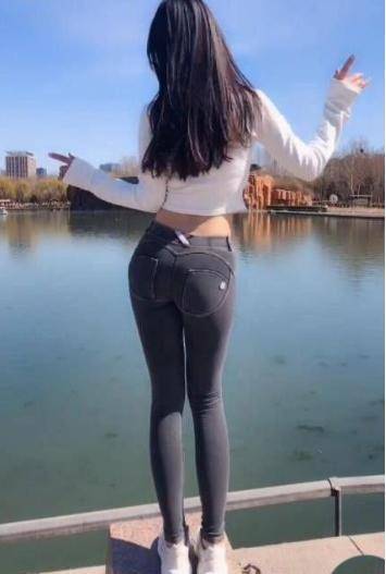 小姐姐这样的旺夫臀,连牛仔裤都穿不下了!_女子_女人_生活