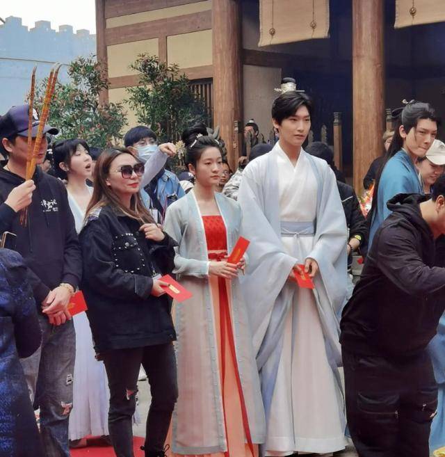 不知情的或许会说是造型师偷懒,但事实并非如此,方思哲此前是《步步惊