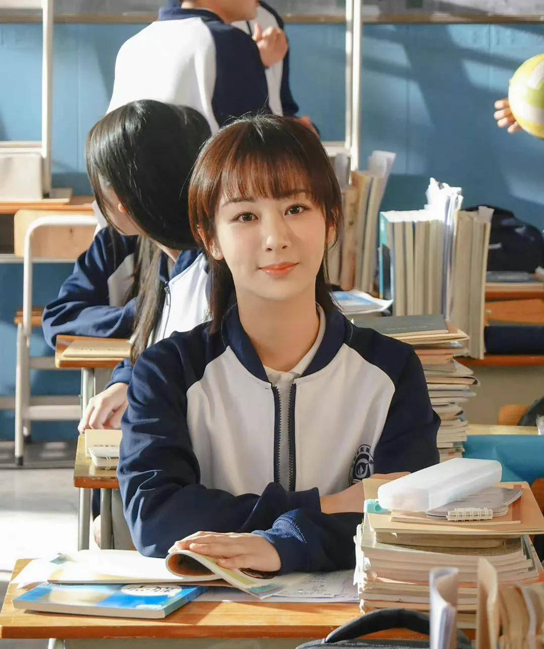 有网友直接表示,杨紫苹果肌那么饱满,看上去一点不真实,还有网友调侃