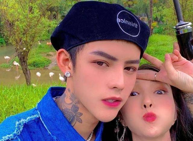 这位"袖珍霸总"殷世航,怎么求婚半年了,还在求婚?_璐璐_何婧婧_女友