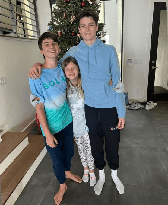 汤姆·布雷迪分享了他和3个孩子迟来的圣诞节庆祝活动_萨凡纳·布朗