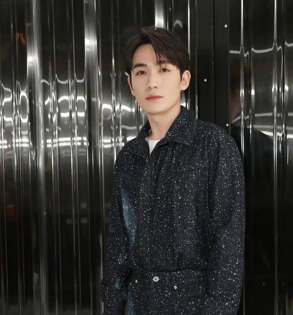 原来是之前朱一龙和郭富城的照片中,他只为自己拍过照片,那样的尔虞我