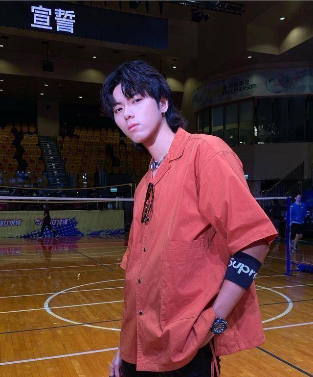 2018年才从viutv选秀节目《全民造星》脱颖而出,被安排与肥仔(梁业)