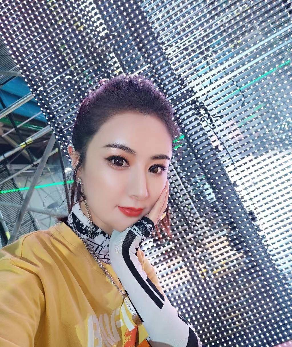 "带货女王"薇娅的出圈上位史,看看她的经历,活该你这么成功_服装_因为