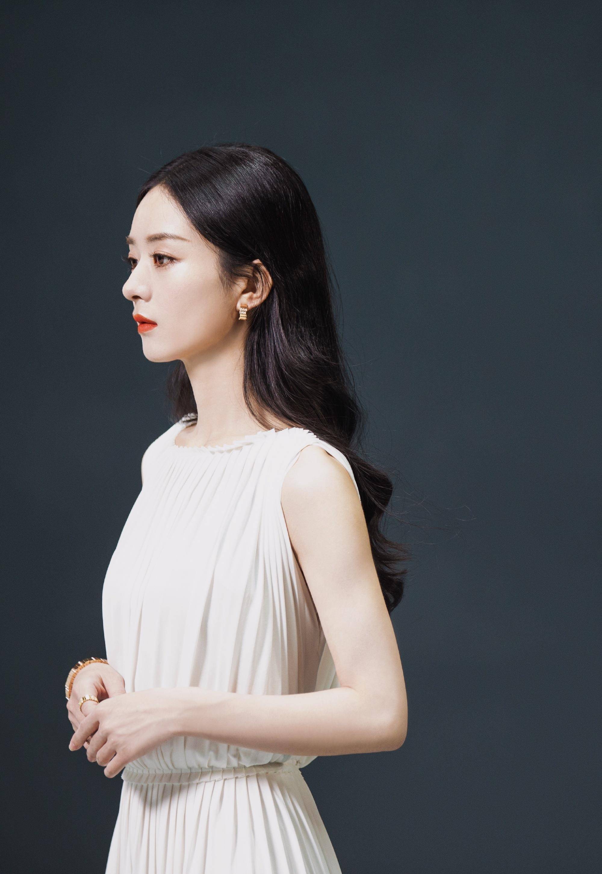 继baby之后,赵丽颖也官宣某国际品牌代言人,谁才是亲女儿?