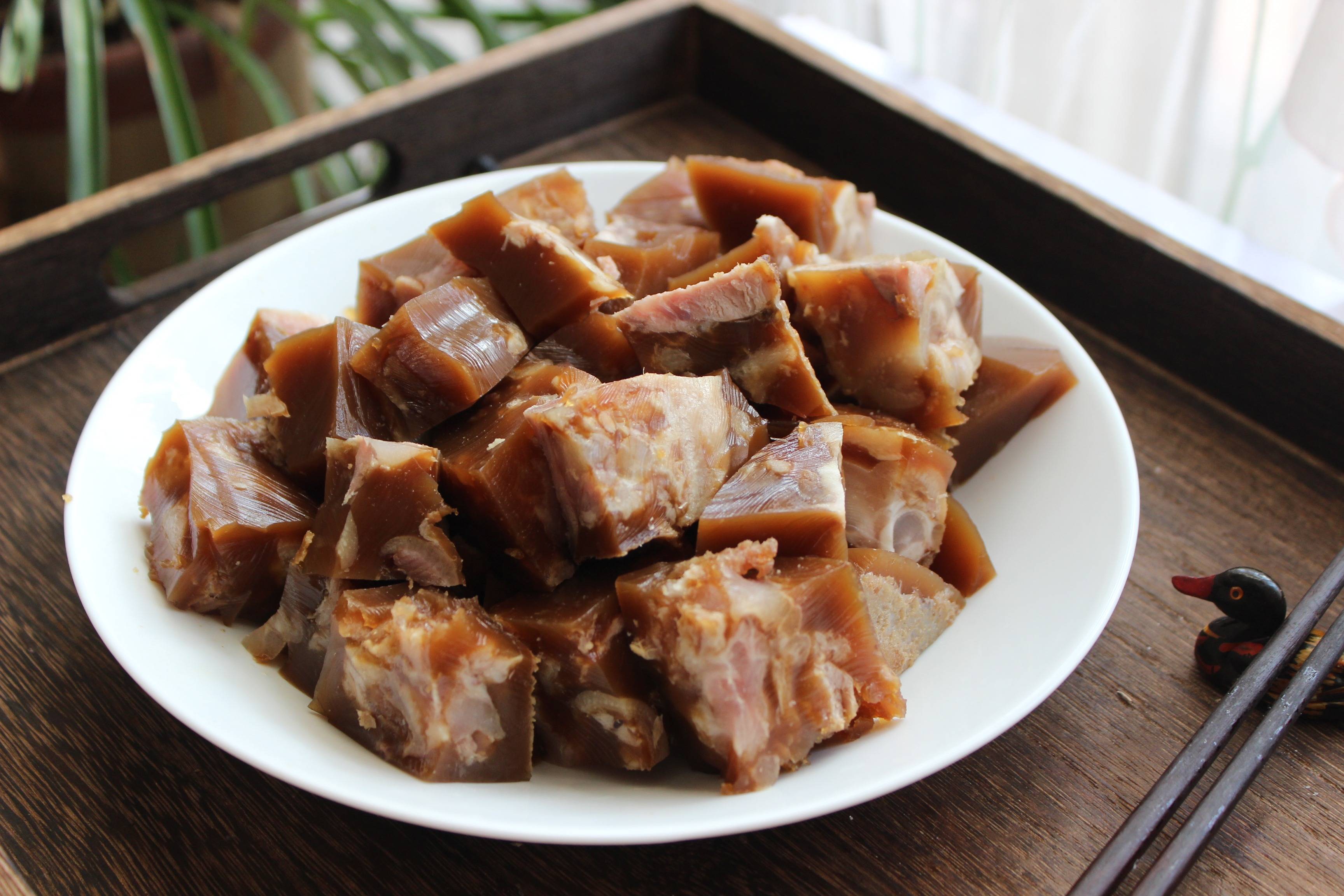 老爸做的猪头冻更是一绝,在那个物质匮乏的年代中,过年最期盼的就是吃