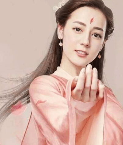 她就是因为在《三生三世十里桃花》中扮演"凤九"走红的,因为诠释得太