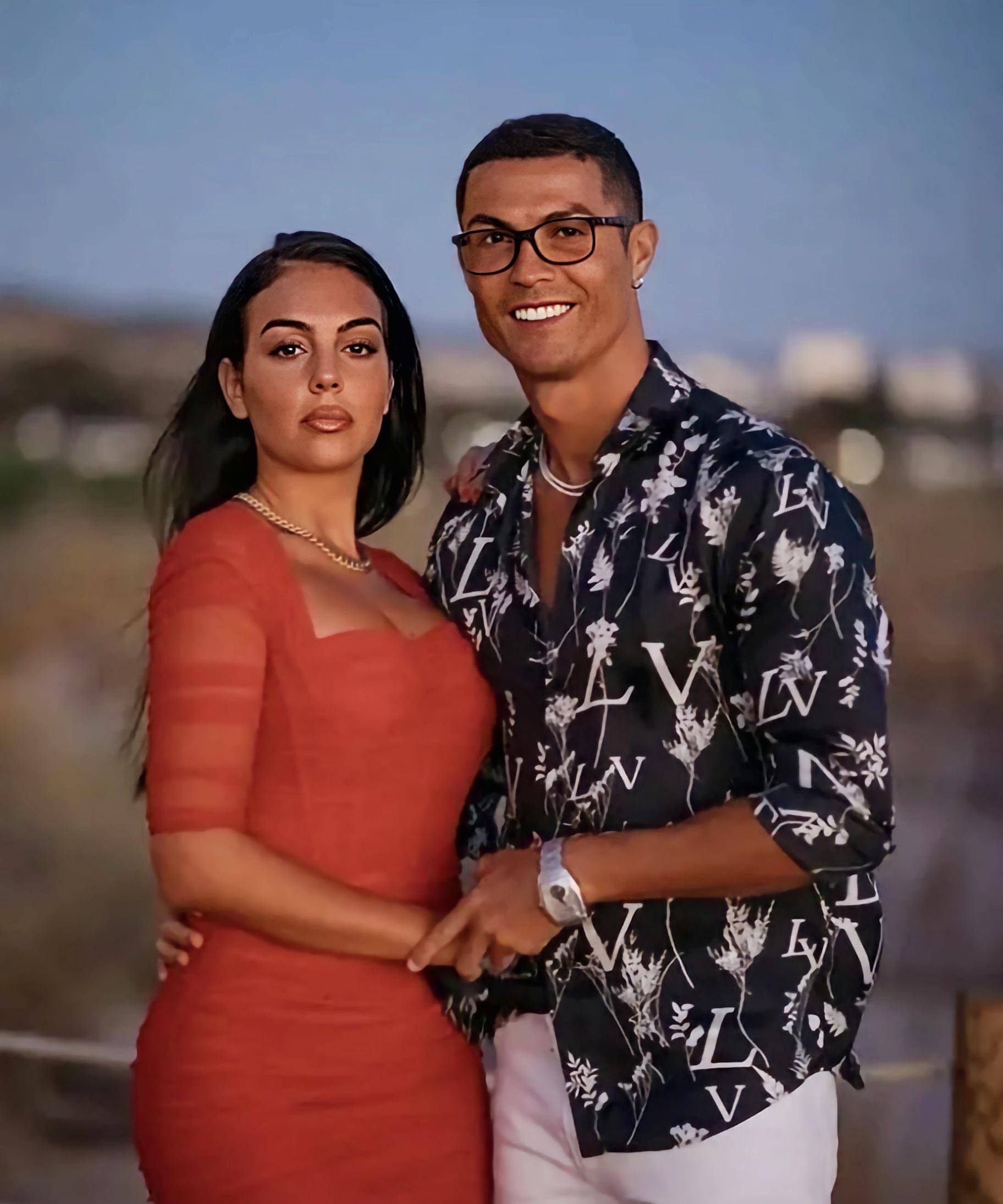 和乔治娜分别在自己的社交媒体账号中晒出同一张照片深情表白对方,c罗