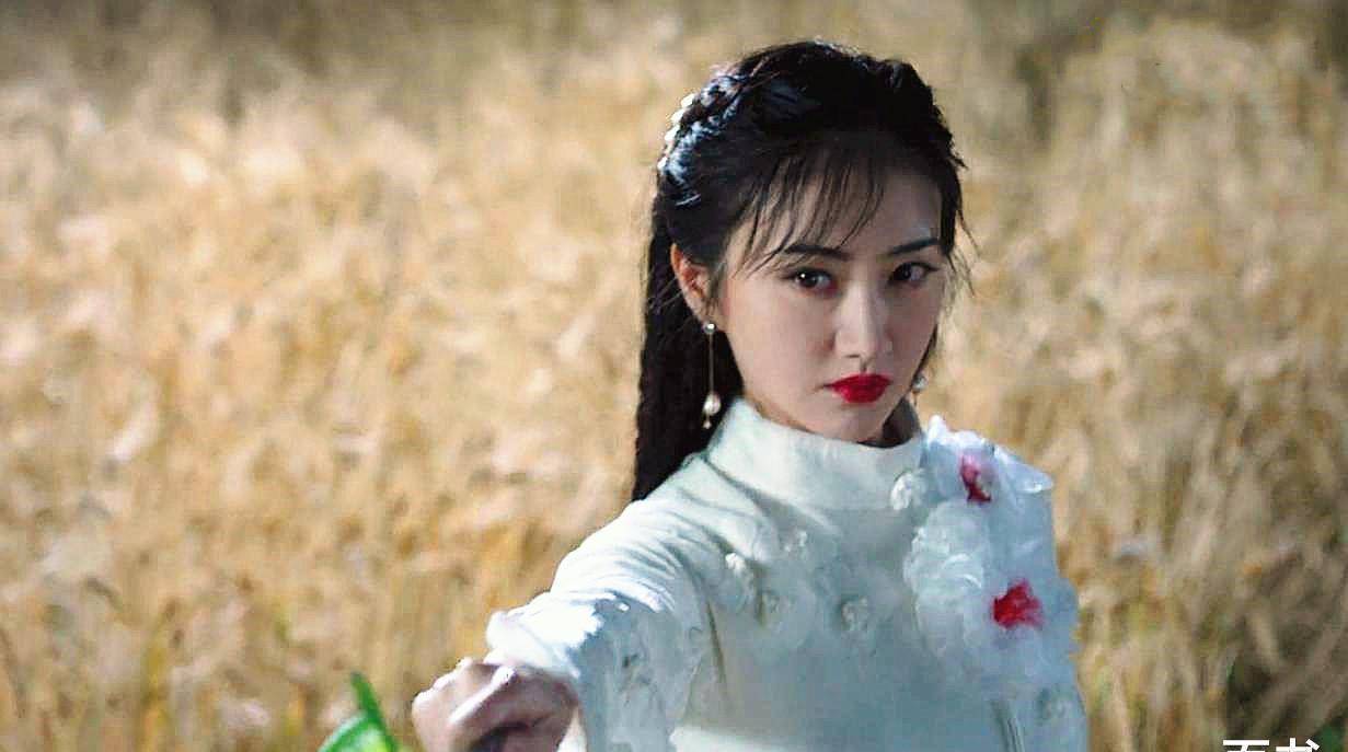 《司藤》结局:白英被司藤烧死,秦放成为半妖,将女儿送人抚养,和司藤双