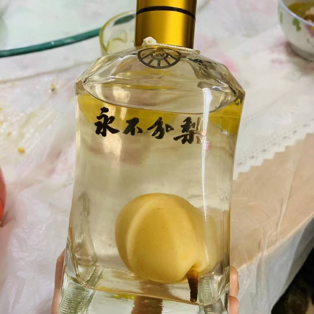 五粮液"鸭梨酒",梨比瓶口大是咋放进去的?