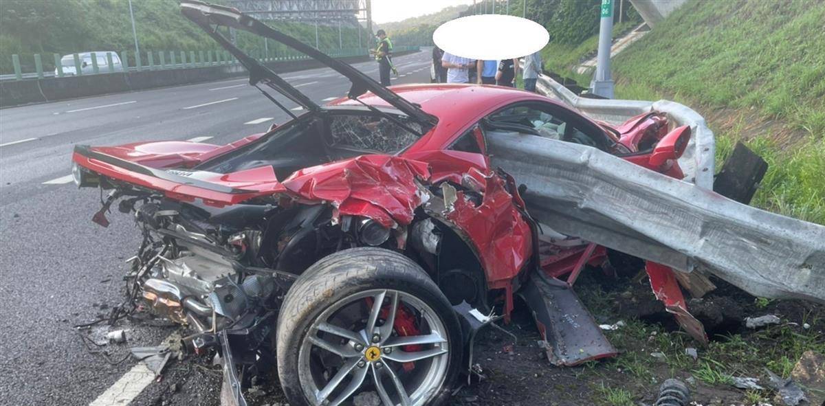 2千万法拉利自撞护栏,车尾全撞烂整车变废铁_跑车_邱男_网友