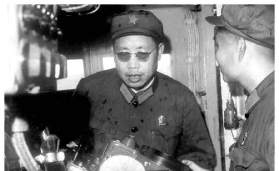 1962年,萧劲光同意他到海军搞训练工作,结果抓政治工