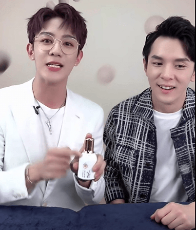 介绍产品功效时,李佳琦说话的速度都赶不上他.