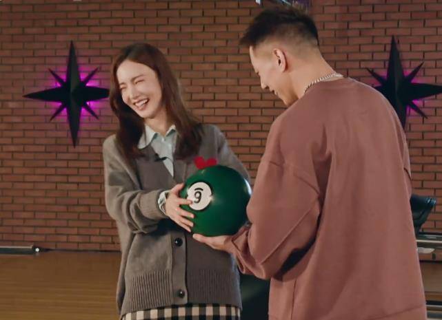 《女儿3》金晨和卡斯柏约会太开心,观察员随口说的话,预示结果_感觉