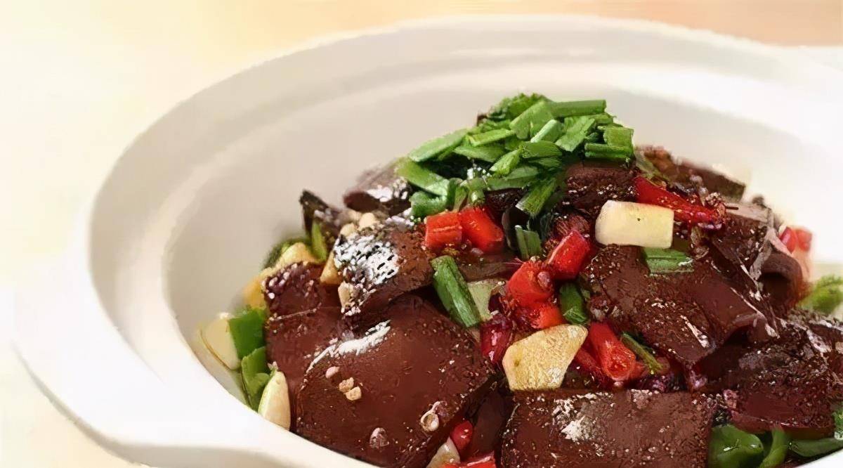 青椒烧鸭血材料:鸭血300克 青椒150克 韭菜节30克 小米椒节10克 姜片