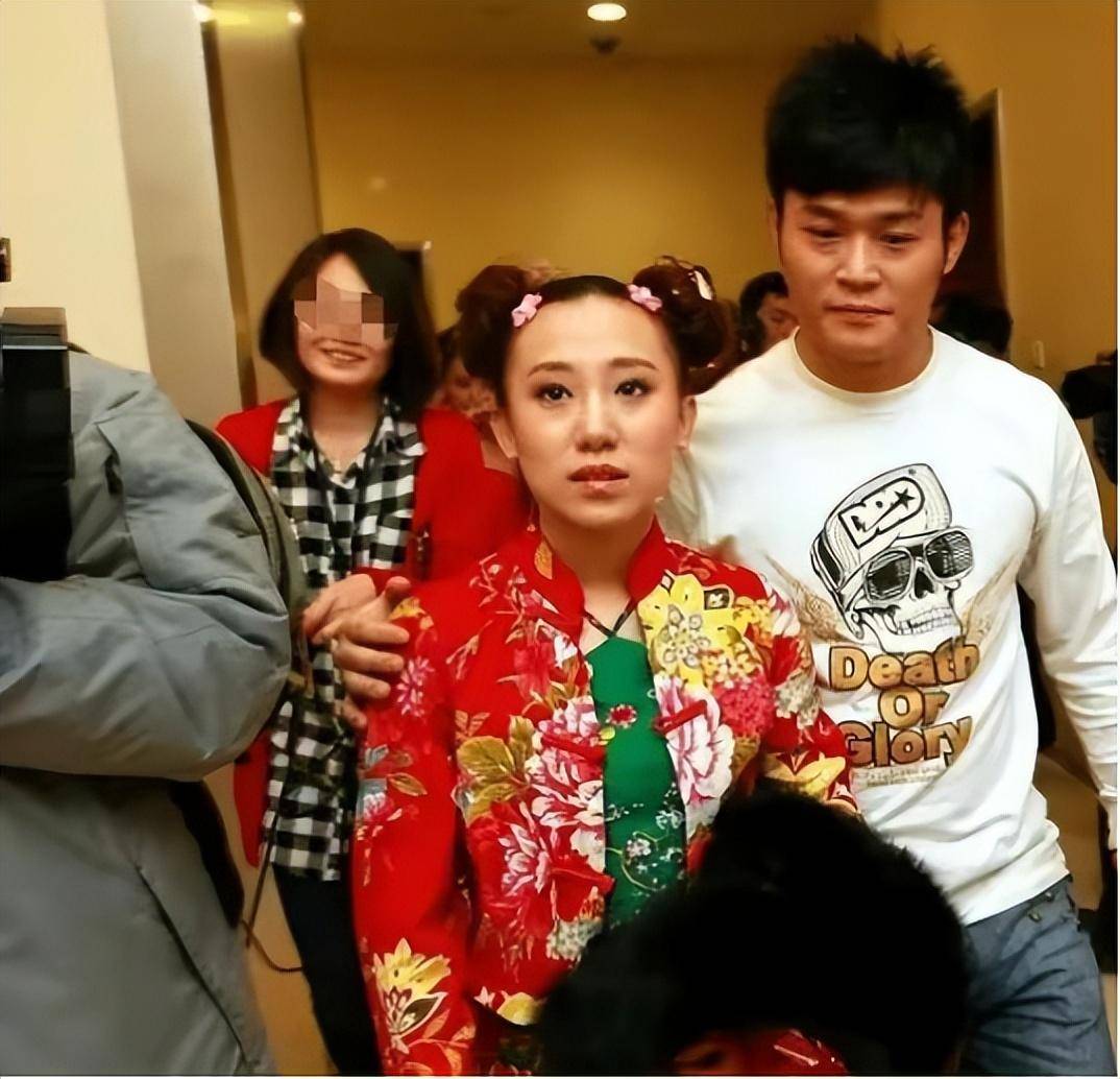 丫蛋带病卖货脸色苍白!