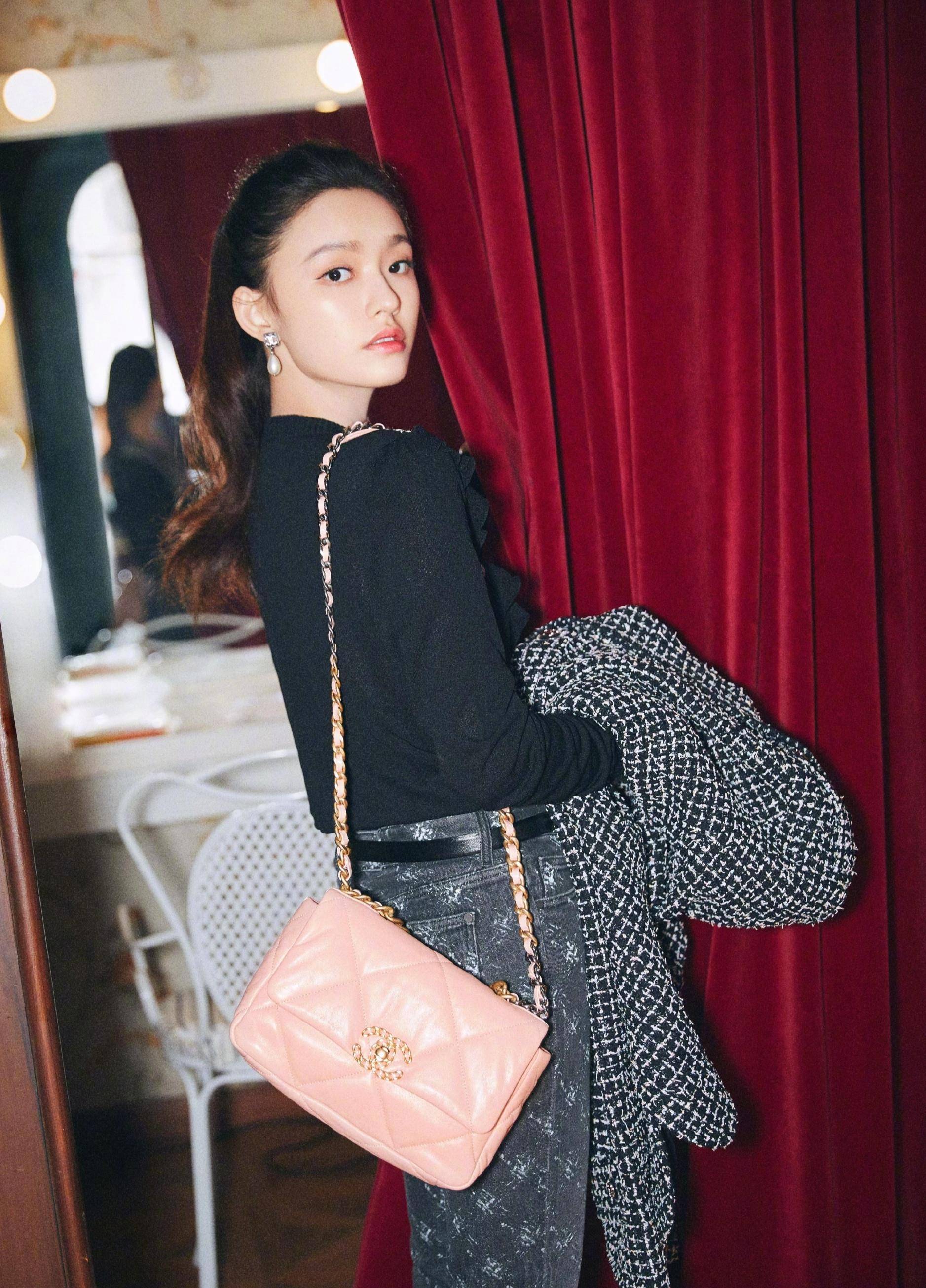 林允"鲶鱼脸"太高级,难怪能被周星驰看上,颜值让女明星都酸了_卫衣