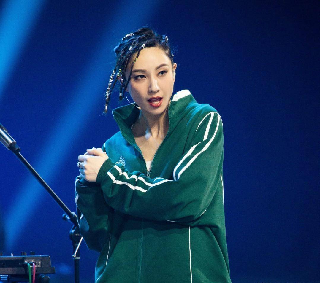 《乘风破浪的姐姐》里铁汉柔情郑希怡的情商有多高_孟佳_时候_信号