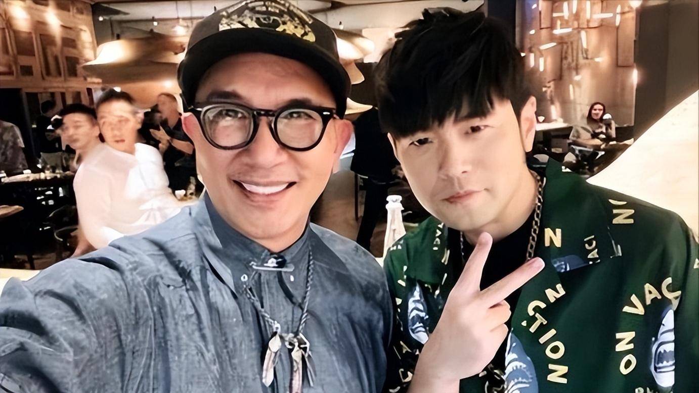 与周杰伦合影,涨粉到15万,称完美夜晚,网友:婚姻利用_祝福_周董_项链