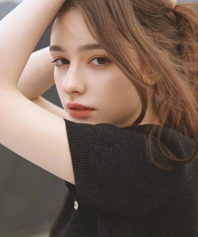 22岁国外女孩,混血颜值搭配蜂腰翘臀,时尚辣照仙气满满_身材_运动