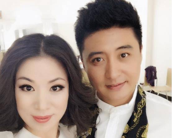 主持人周炜带老婆高明婷散步,45岁一头白发,被人说年龄差距大_部队