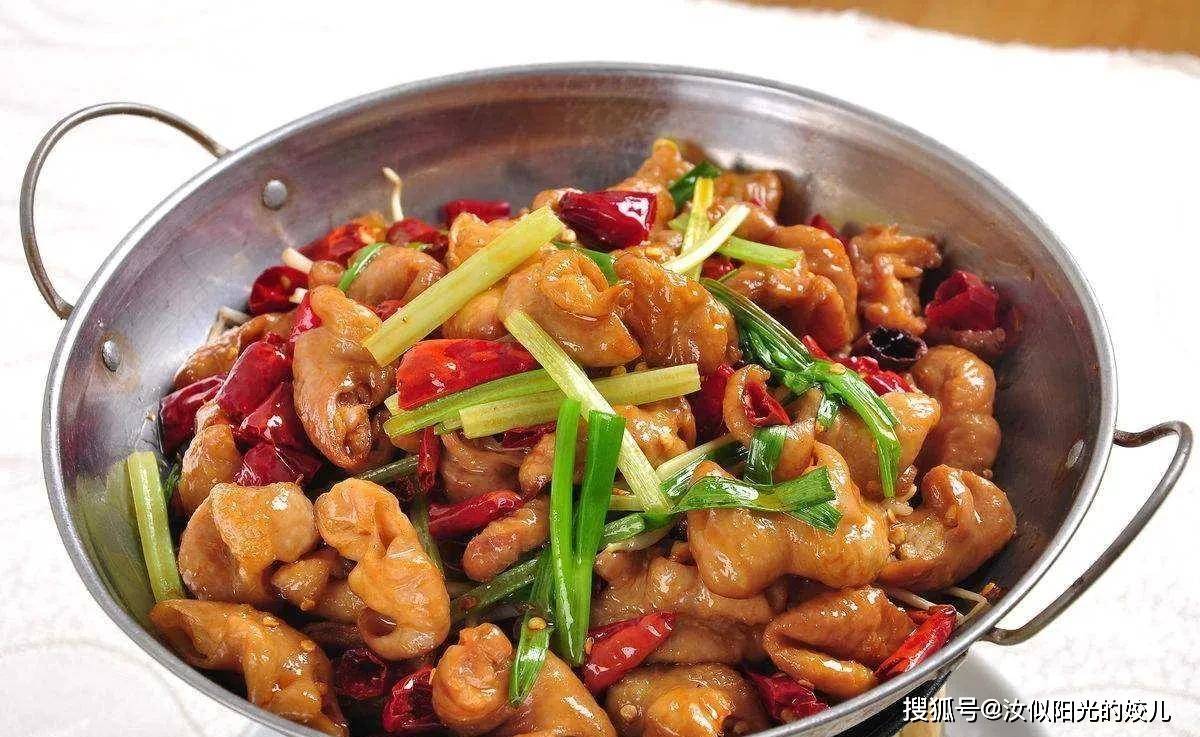 糖,醋,蚝油做法:1, 干辣椒用剪刀剪成小节,再将大葱切成节,姜切成丝