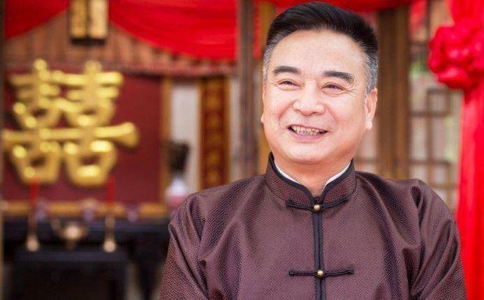 他被称为老爷专业户,与前妻离婚还演夫妻,今年过60岁坚持拍戏!