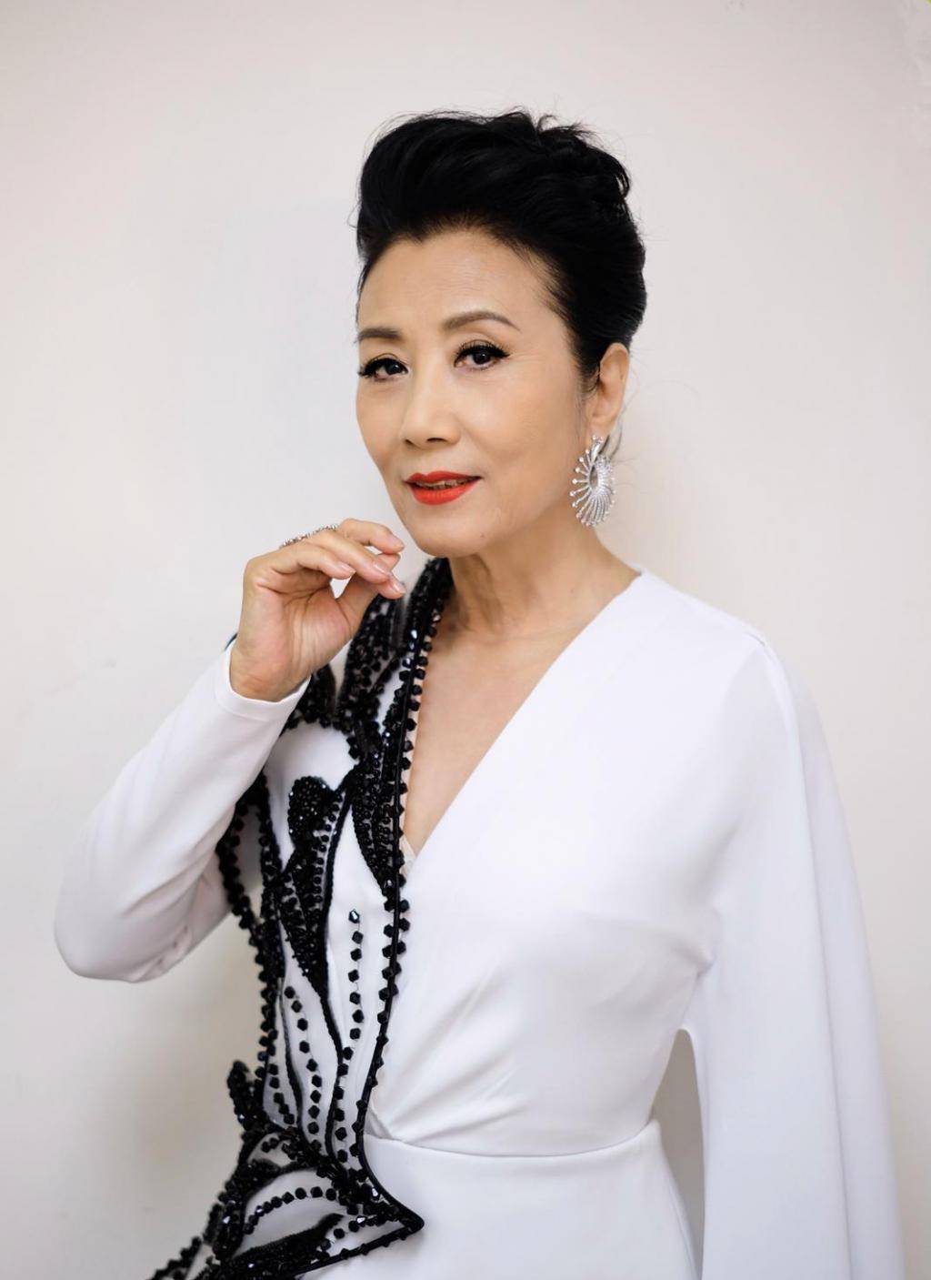 汪明荃获tvb50年金禧大奖,两度罹患病症仍积极工作,正能量典范_阿姐