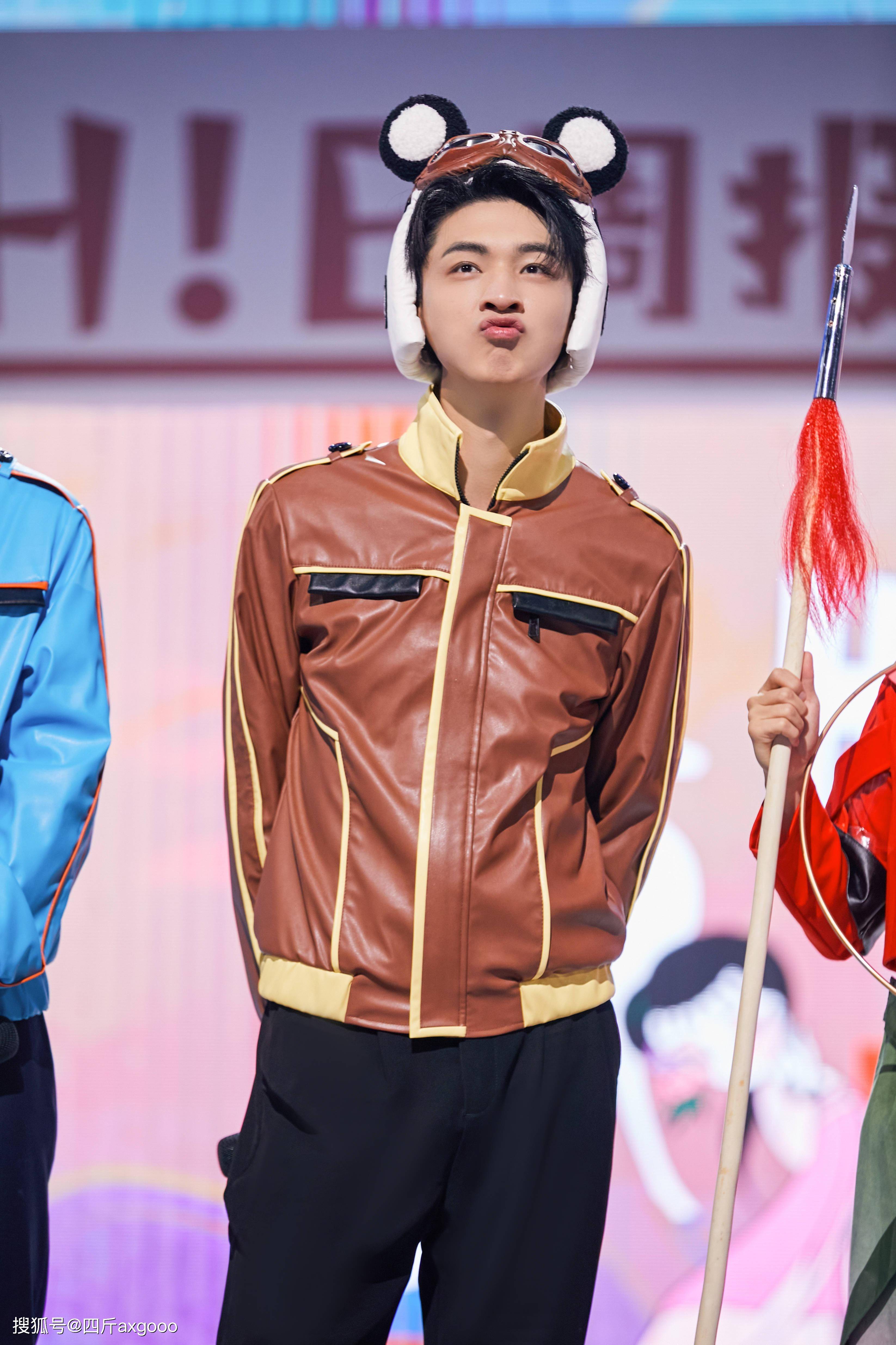 曝德云社秦霄贤新恋情,去美女家里过夜被拍,女方身材高挑皮肤白_哈尼