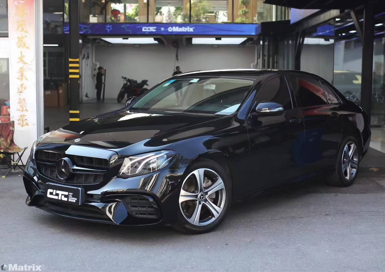 出现在聚光灯下的黑武士.绝对纯粹的黑色,#md251超级亮黑#奔驰e级