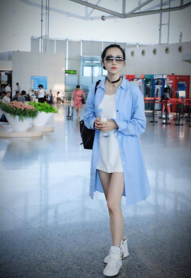 李小璐机场尴尬,韩雪机场照暴露教养,网友:对比的伤害真大_白色_小妖