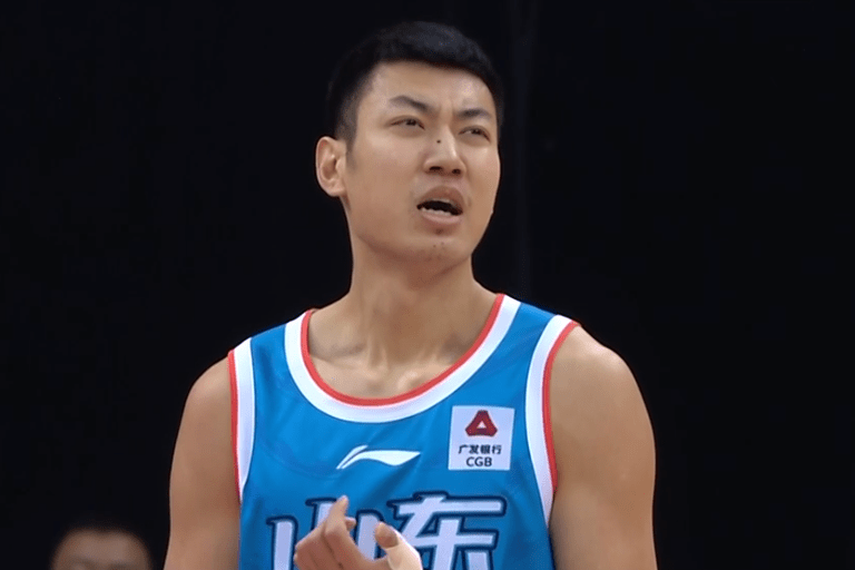 首节比赛,贺希宁手感火热前3次出手全部命中,带领深圳队快速建立了9分