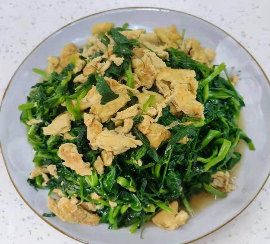 你喜欢这种豌豆尖炒鸡蛋吗?你也知道吃豌豆的小窍门吗?